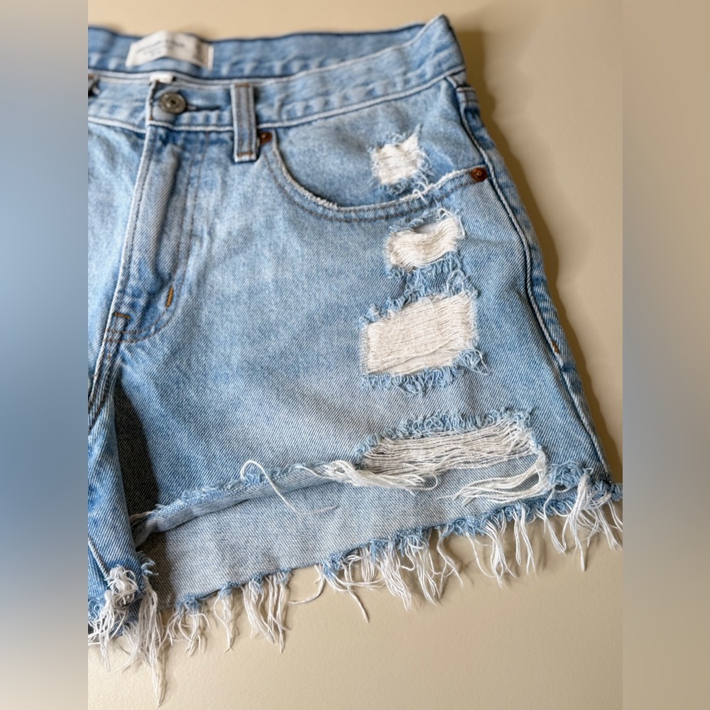 Abercrombie & Fitch Curve Love Boyfriend Shorts 27 Distressed Frayed Light Wash - Picture 4 of 5